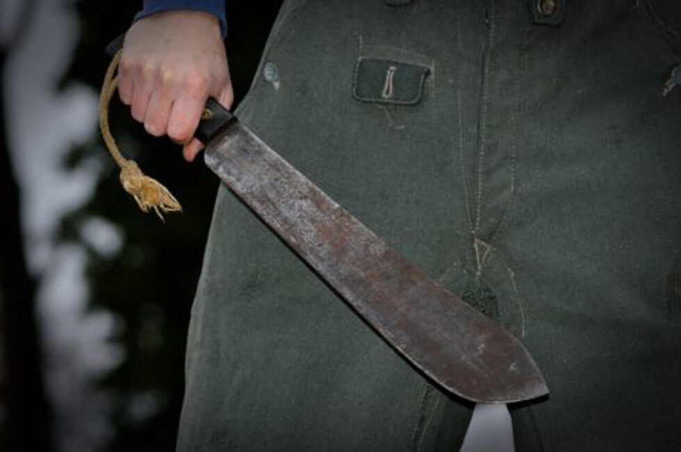 Trató de matar a su vecina con un machete