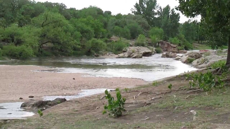 Buscan a hombre que fue arrastrado por río