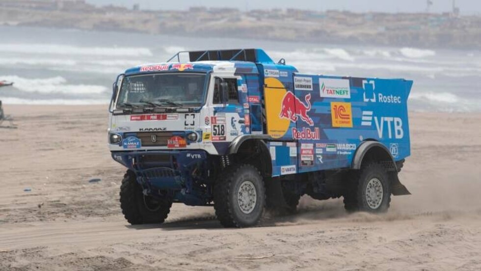 Camión atropella a espectador y es excluido del Dakar