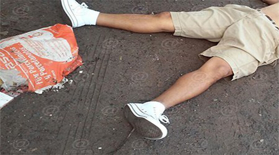 Reclamó a hombre por orinar en la acera y lo mataron
