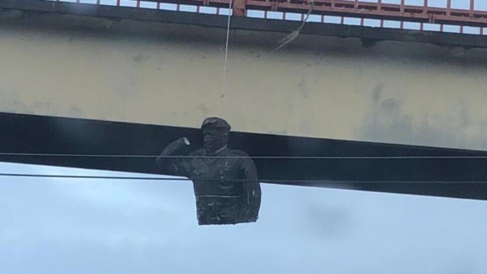 Cuelgan de un puente a la estatua de Chavez