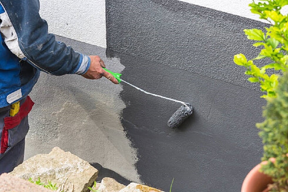 Se electrocutó y quedó herido al pintar una casa