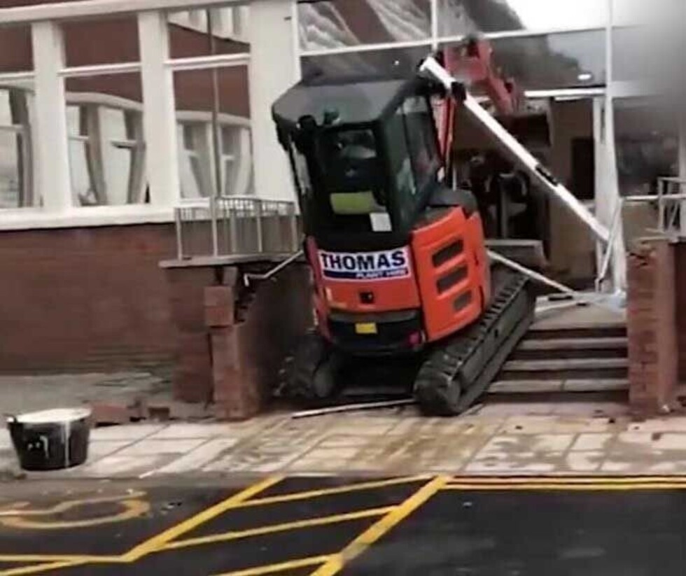 Hombre demolió un hotel porque no le pagaban