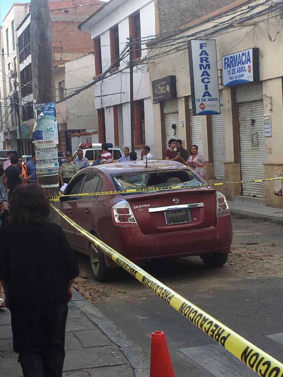 Desplome de una vivienda ocasionó 3 vehículos dañados