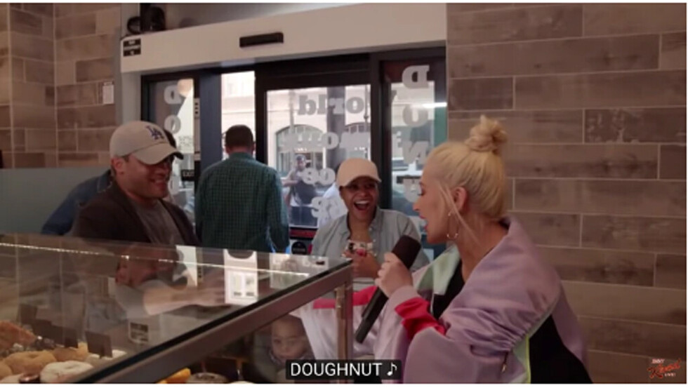 Christina bromeó dentro de una  tienda de rosquillas