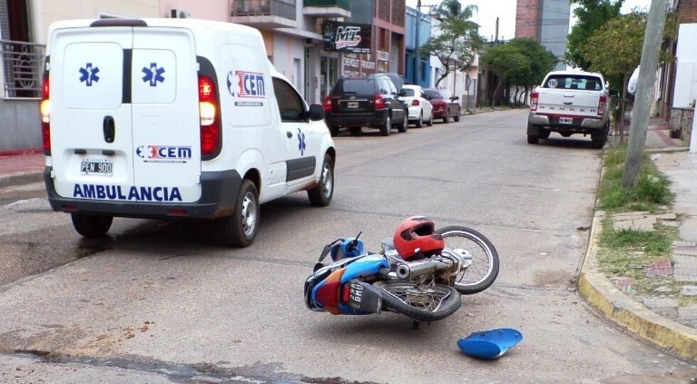 Ambulancia  colisiona a  moto y deja 4 heridos