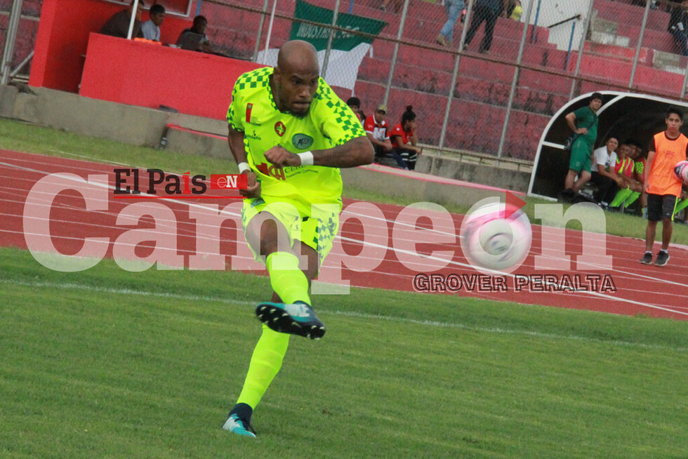 Petrolero gana la pulseada por el brasilero Magno Costa