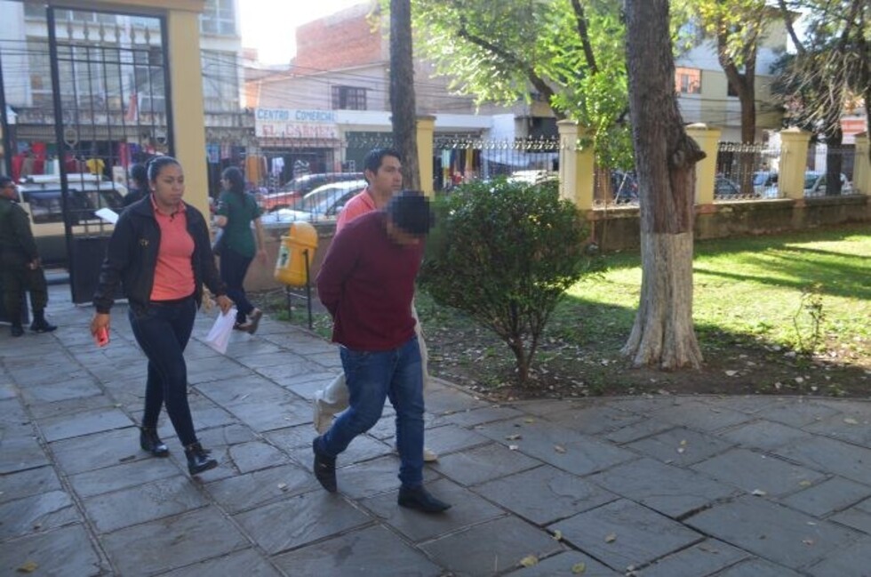 Policía acusado de 3 violaciones sale del penal