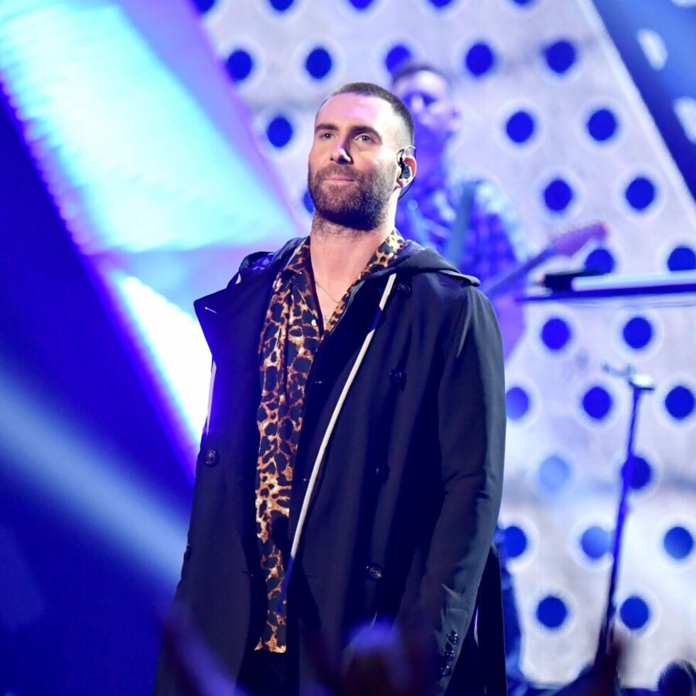 Adam sin camiseta causó polémica en Super Bowl