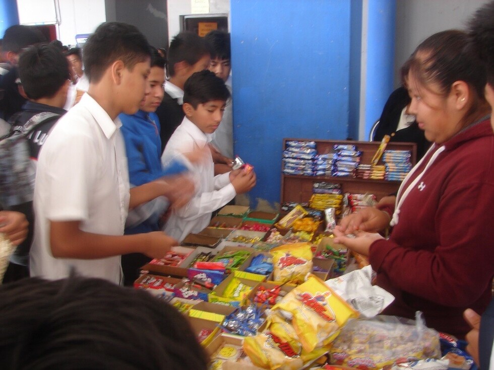Quioscos saludables: los niños prefieren golosinas a frutas