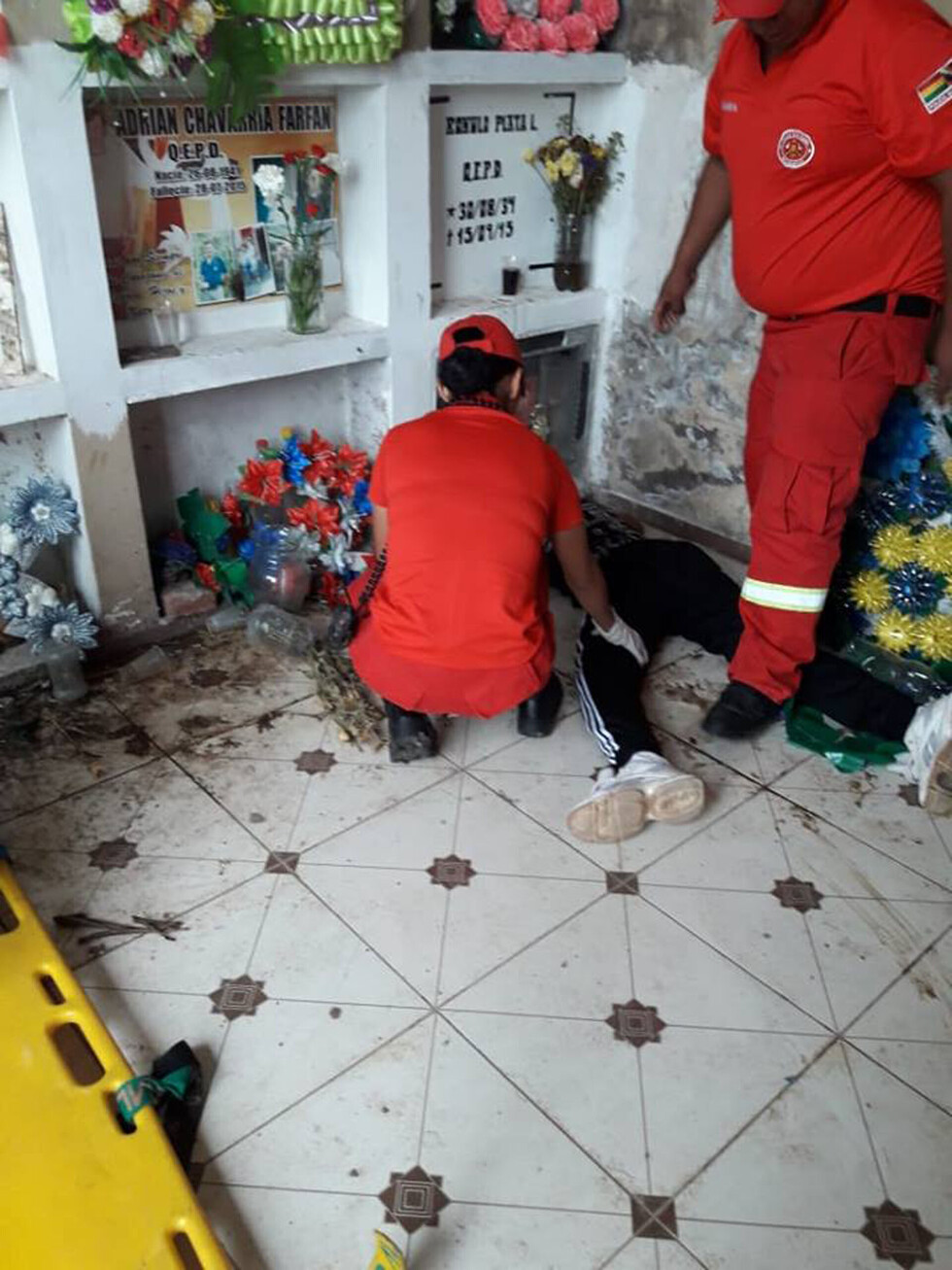 Fue a visitar la tumba de su amigo y murió