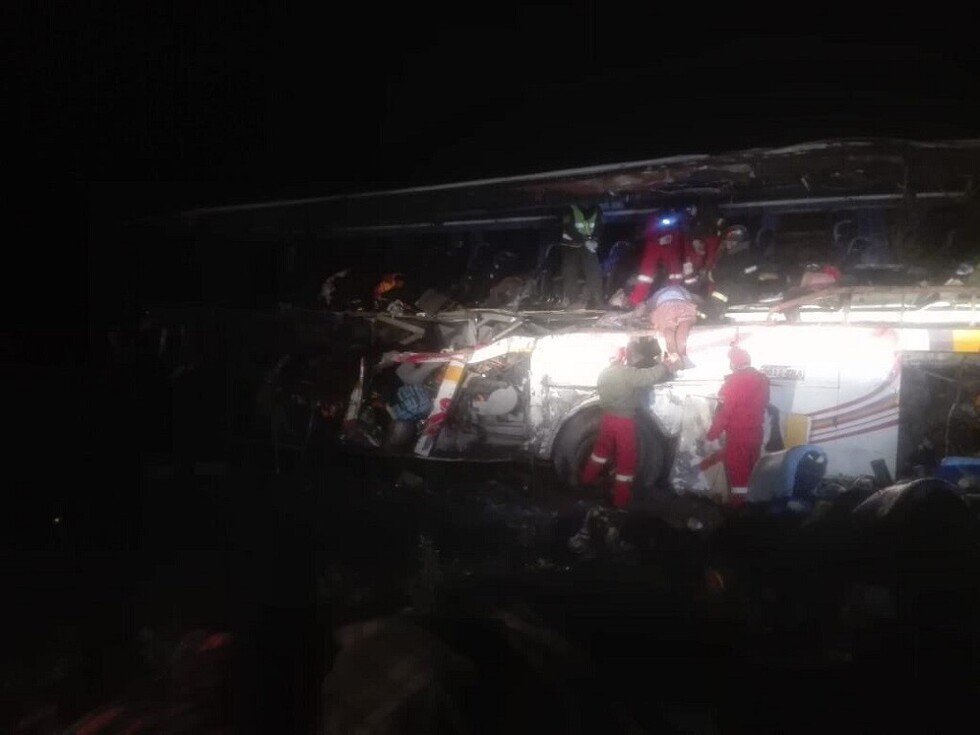 Choque frontal de camión y bus en la ruta Oruro-Potosí deja 24 fallecidos y 12 heridos