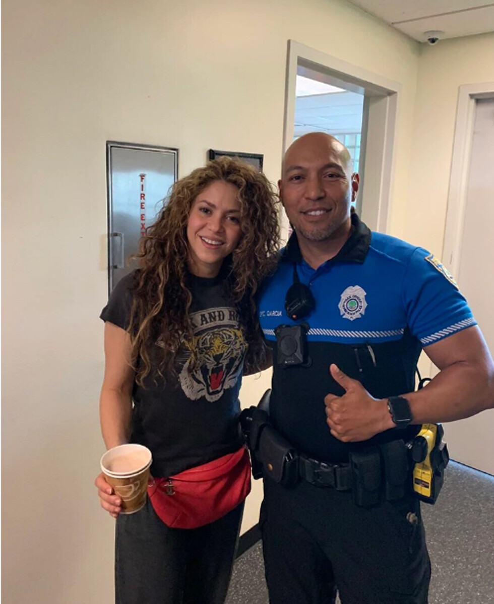 Shakira se fue  “a los golpes”  con la policía