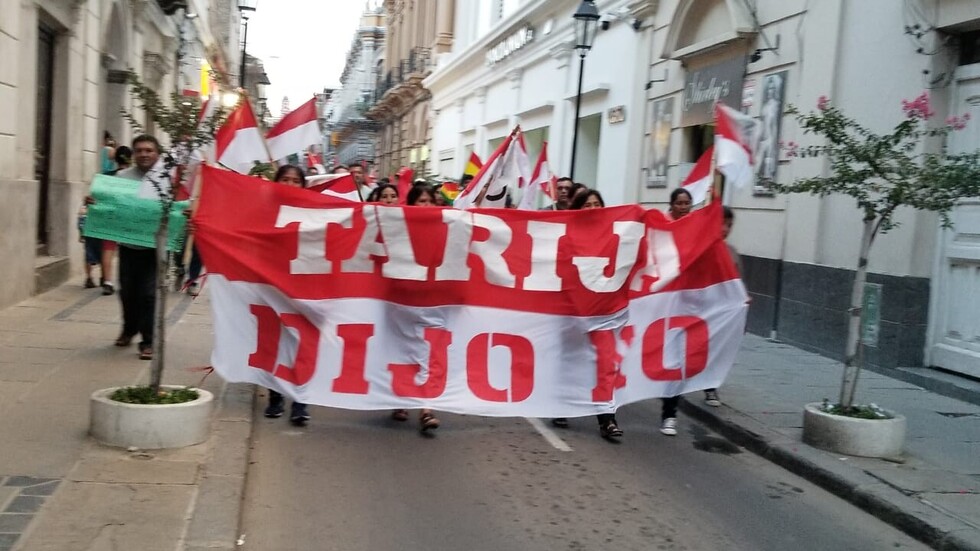Multitudinaria marcha en defensa del 21f llega a la plaza Luis de Fuentes