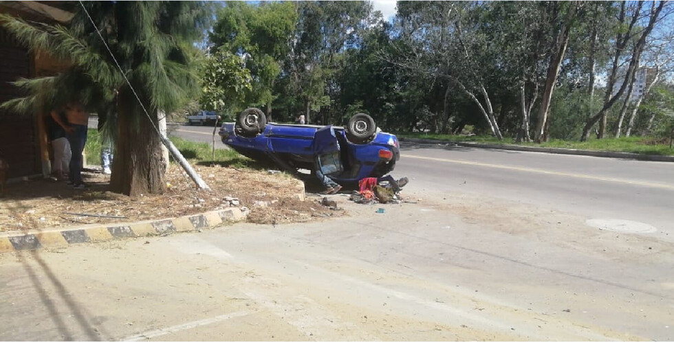 Auto volcó  y chocó dos  postes en  El Tejar