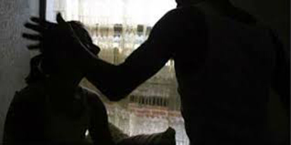 Golpeó a su madre y acuchilló al amigo de ella