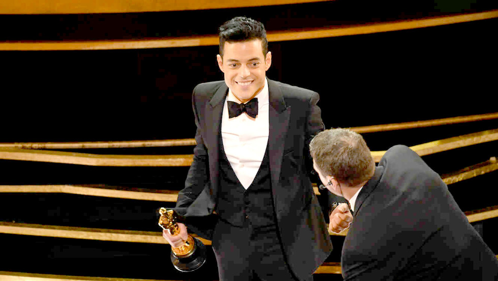Rami Malek  se cayó en los Oscar