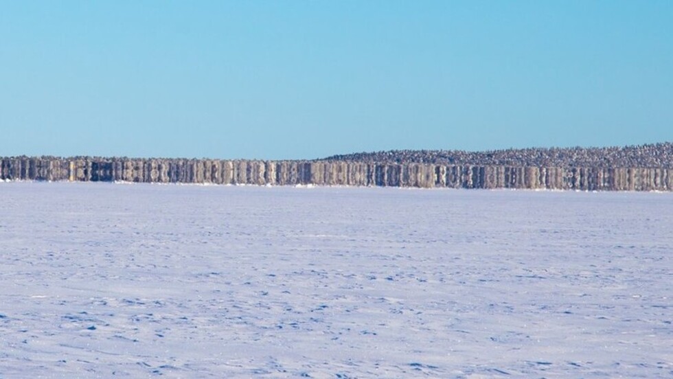 ¿Una isla que aparece de la nada o un espejismo? Patrulla fronteriza capta raro fenómeno sobre un lago congelado