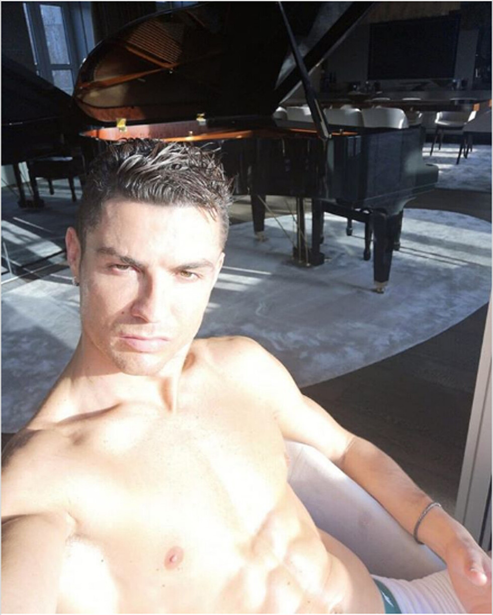 CR7 presumió  de cerca de sus  abdominales