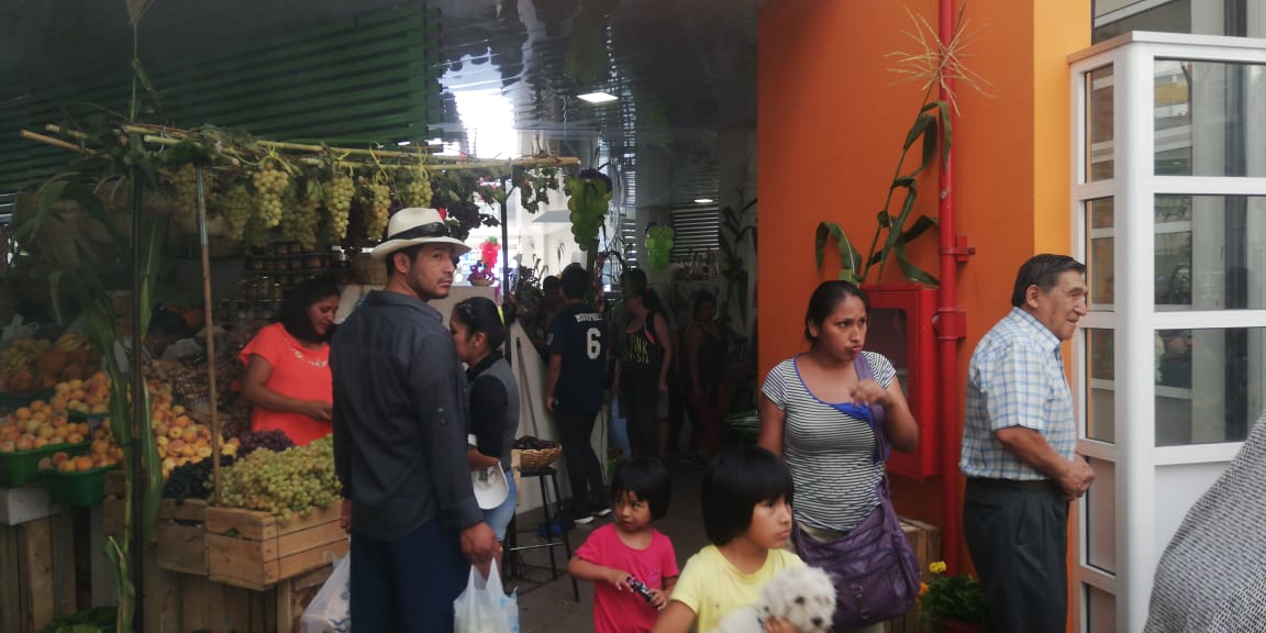martes de challa en tarija-mercado central-foto-el-país-canasta-fruta-albahaca 4