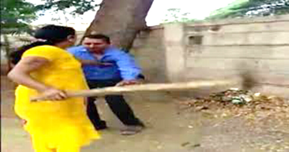 Una mujer golpeó a su marido con un palo