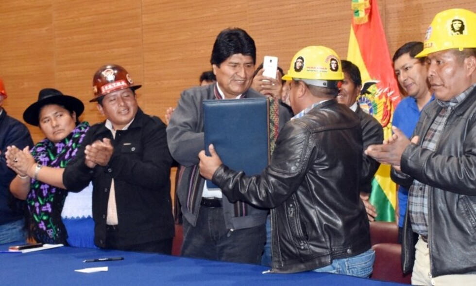 Morales crea seguro para constructores y suma a municipales a la Ley General del Trabajo