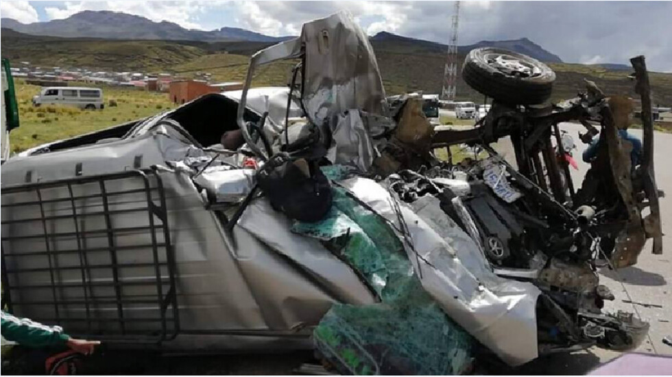 Colisión de  camión y un minibús deja 8 fallecidos