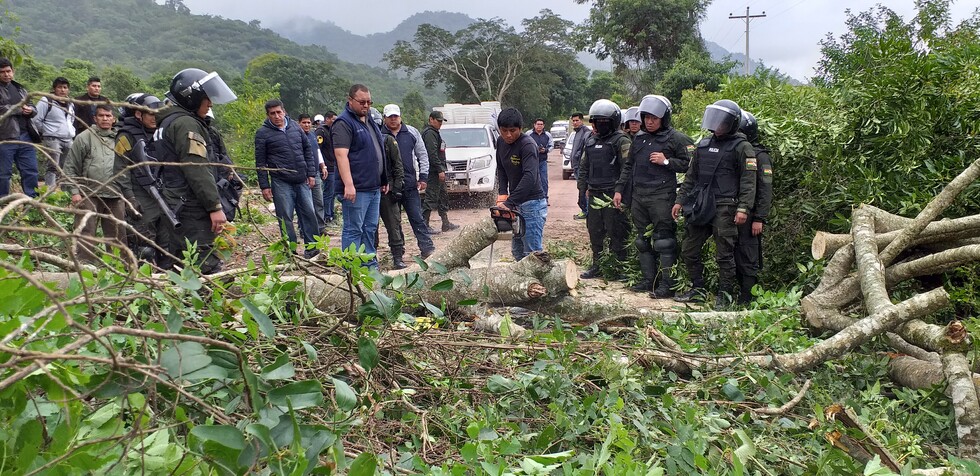 Gritos y silbidos acompañaron el acto de YPFB en Chiquiacá