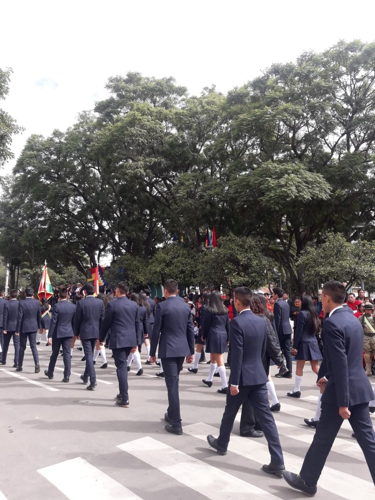 Estudiantes desfilan en conmemoración al Día del Mar