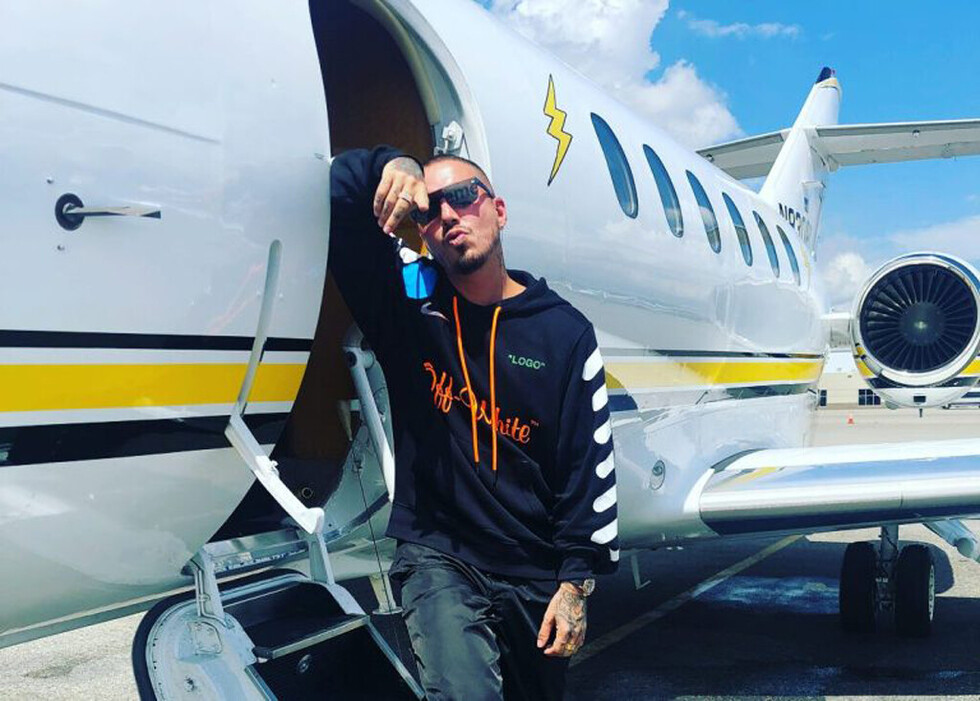 J Balvin realiza  un sexy baile en pleno avión