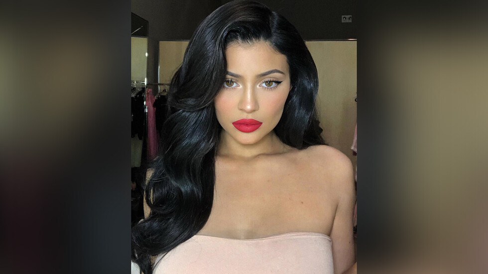 Kylie lució un misterioso  anillo gigante