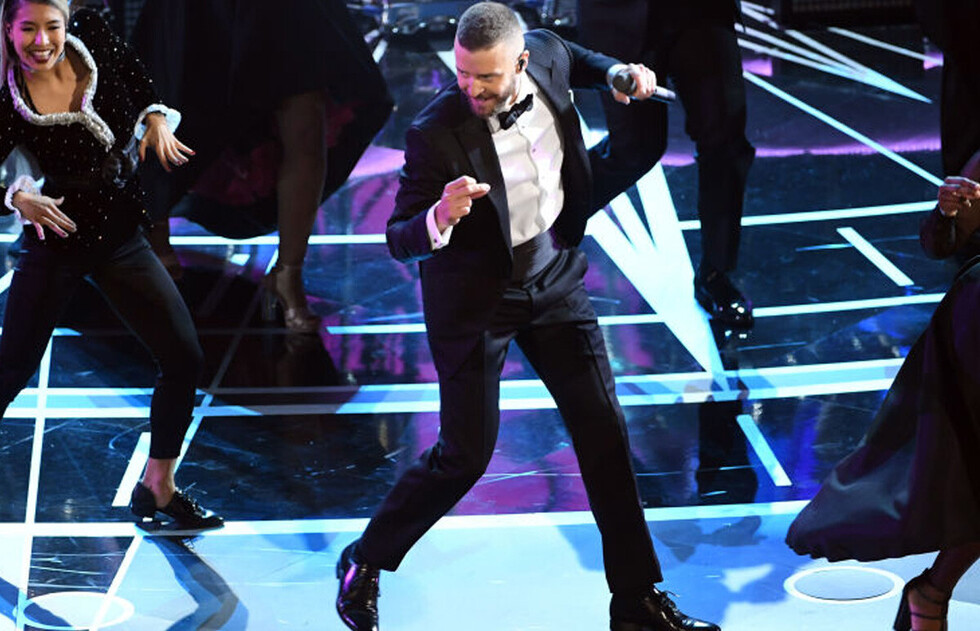 Justin baila  sexy para  su esposa