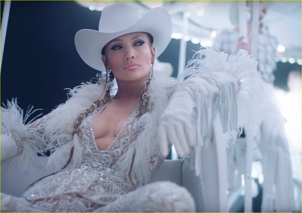 Jennifer Lopez  luce su booty  en “Medicine”