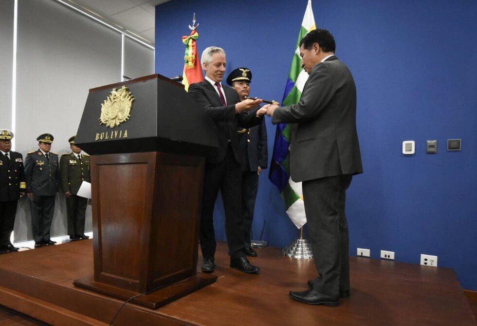 Borda recibe el bastón de mando para ejercer como Presidente por un día