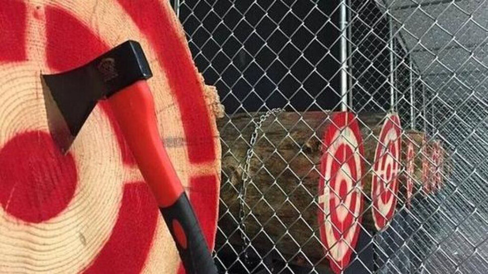Lanzó un hacha y casi se parte la cabeza