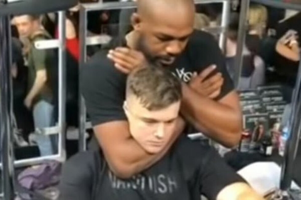 Un luchador de UFC estranguló a un fanático