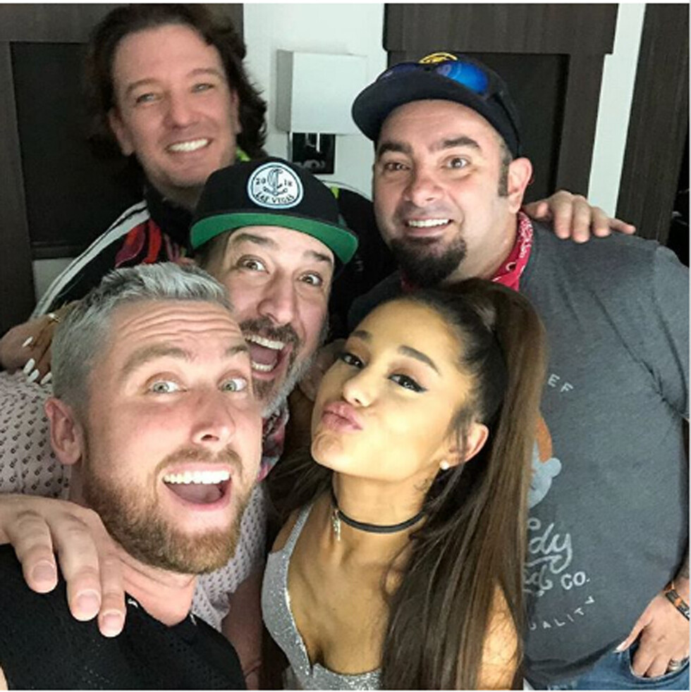 NSYNC se  reunió y cantó  con Ariana
