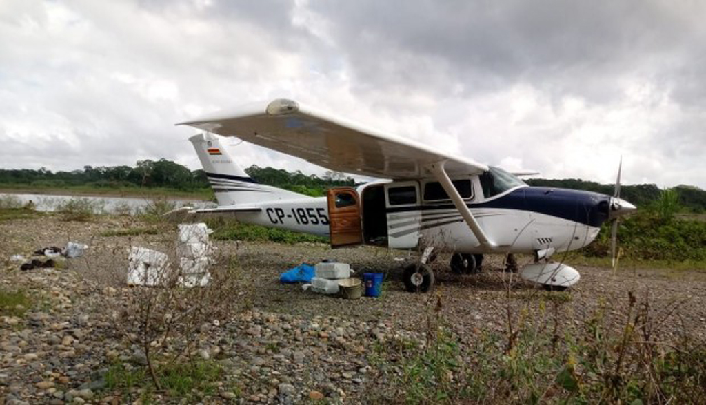 Hallan narcoavioneta siniestrada con 2 muertos
