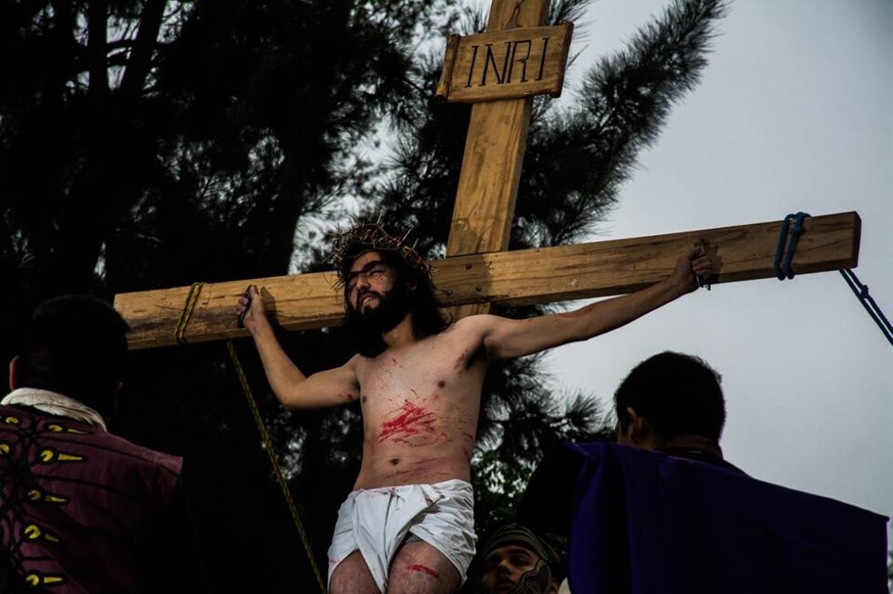 Vía Crucis viviente congregó  a centenares de católicos