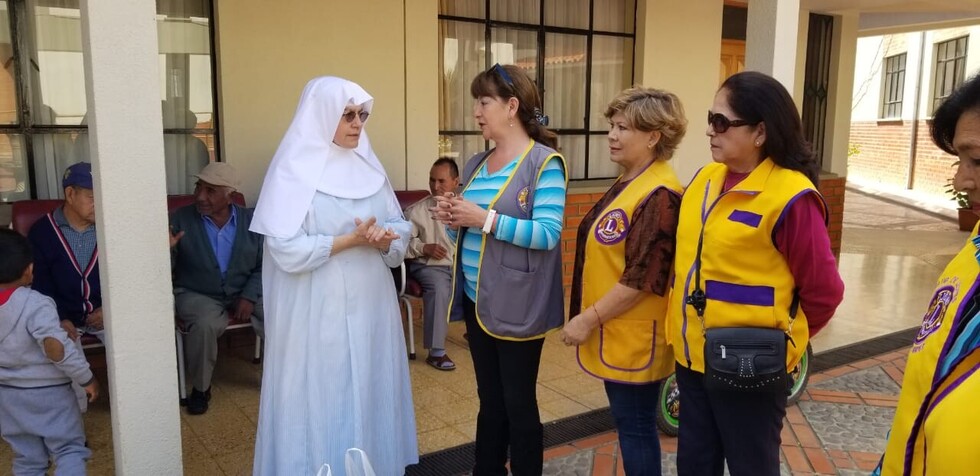 Ancianos reciben pañales y ropa del Club de Leones "Moto Méndez"
