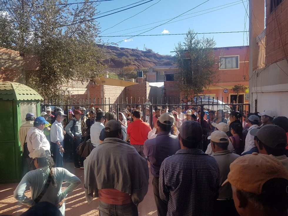 Campesinos toman instituciones de El Puente por falta de agua