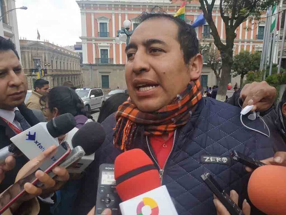 Diputado Santamaría llama “cobarde” a Veltzé