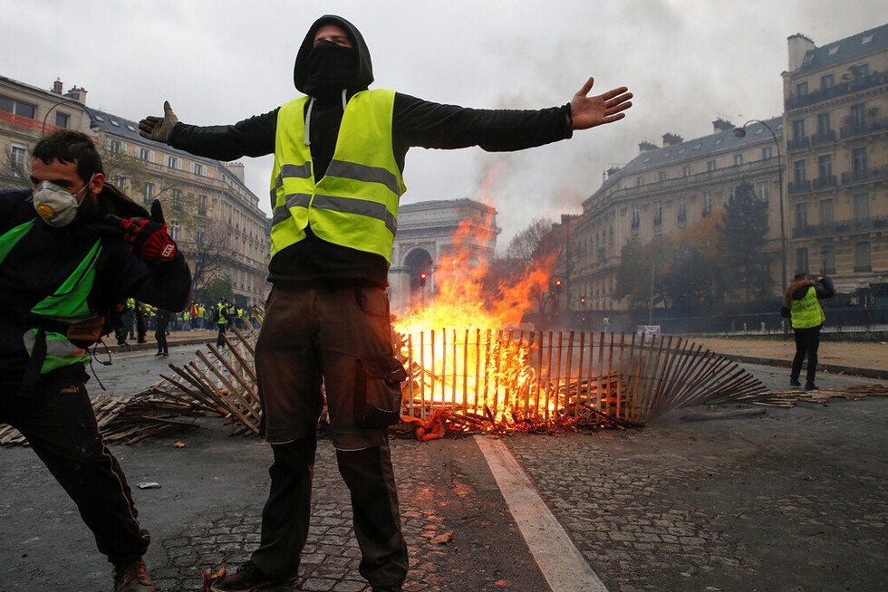 Macron ofrece recortar los impuestos a los franceses