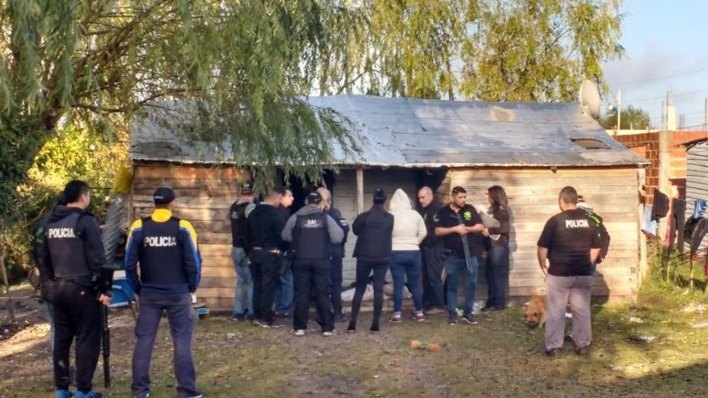Policías escondidos en camión atrapan a narcos
