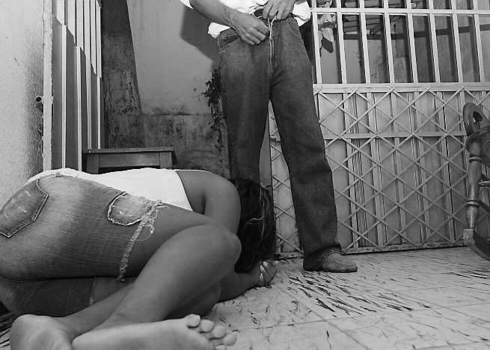 Encerró a una menor en  un baño público y la violó