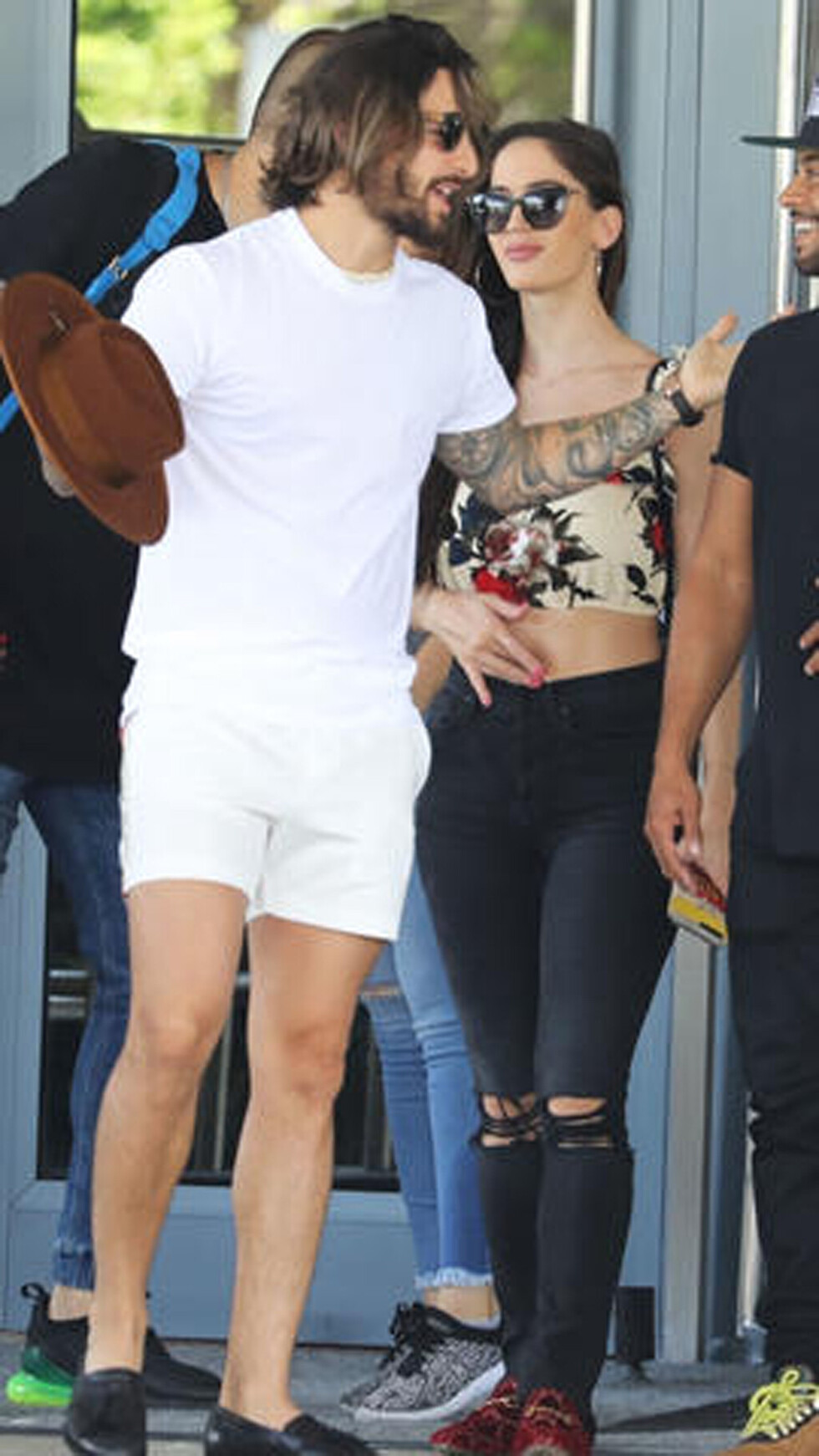 Maluma se  dejó ver con  su sexy novia
