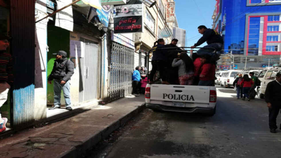 Arrestan a 17 personas y pildoritas en un bar