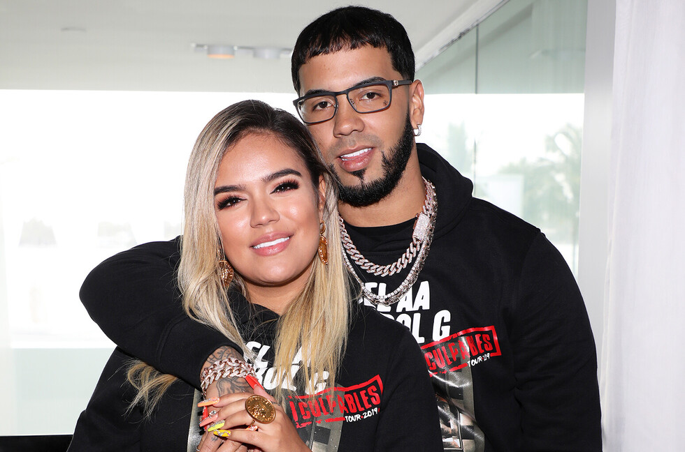 Anuel AA y  Karol G pasan  susto en jet