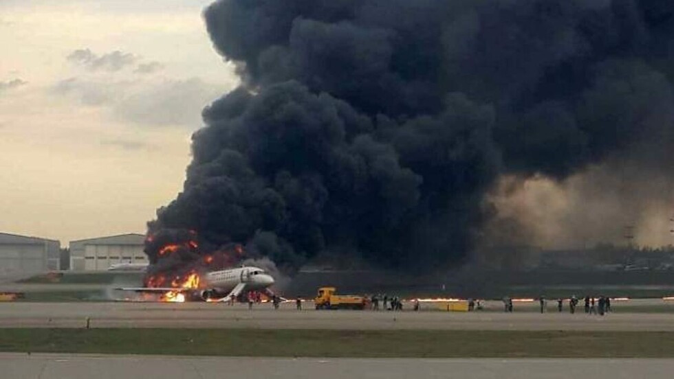 Avión ruso se incendia  y mueren 41 personas