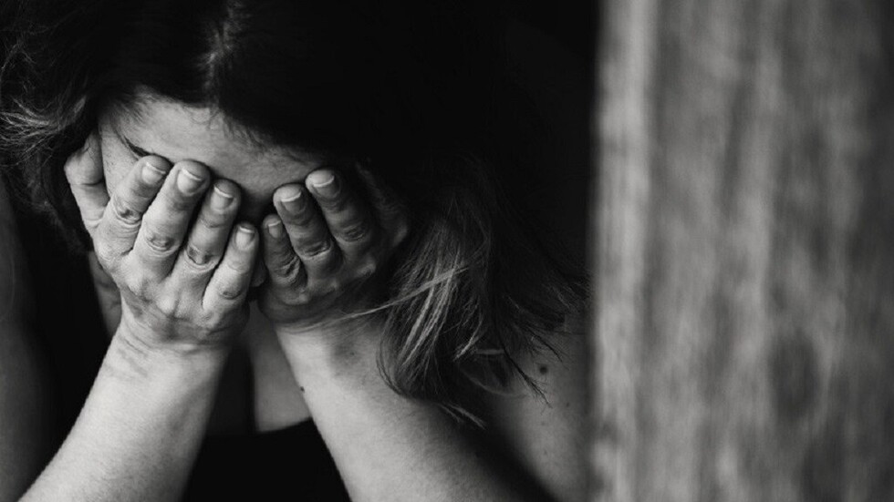 Un hombre secuestra e intenta sacarle los ojos a su novia por un 'me gusta' en Facebook